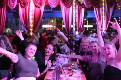 3-Freunde-Event-unterm-Fernsehturm-knutschfleck-berlin-2026