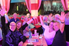 Angesagte-Idee-fuer-deinen-Team-Abend-in-Berlin-Dinner-Show-Bar-Knutschfleck-Variete-Erlebnisrestaurant-Super-Club-am-Alexanderplatz-Fernsehturm-fuer-Gruppen