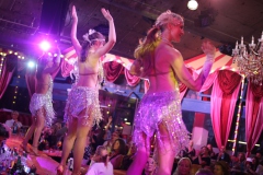 Beste-Idee-fuer-dein-Firmenfeier-zu-Weihnachten-Dinner-Show-Bar-in-Berlin-Knutschfleck-Variete-Erlebnisrestaurant-Super-Club-am-Alexanderplatz-Fernsehturm-fuer-Gruppen