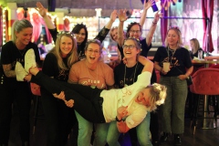 Beste-Idee-fuer-dein-jga-in-berlin-Dinner-Show-Bar-in-Berlin-Knutschfleck-Variete-Erlebnisrestaurant-Super-Club-am-Alexanderplatz-Fernsehturm-fuer-Gruppen