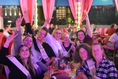 Beste-Idee-fuer-deine-Junggesellenabschied-Party-Location-in-Berlin-fuer-Gruppen-Knutschfleck-Bar-Variete-Erlebnisrestaurant-am-Alexanderplatz-unterm-Fernsehturm-2026