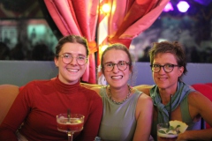 Beste-Idee-fuer-deine-ultimative-Girlsnight-Dinner-Show-Bar-in-Berlin-Knutschfleck-Variete-Erlebnisrestaurant-Super-Club-am-Alexanderplatz-Fernsehturm-fuer-Gruppen-2