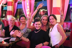 Beste-Idee-fuer-deine-ultimative-Girlsnight-Dinner-Show-Bar-in-Berlin-Knutschfleck-Variete-Erlebnisrestaurant-Super-Club-am-Alexanderplatz-Fernsehturm-fuer-Gruppen