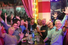 Beste-Idee-fuer-deine-weihnachtsfeier-Dinner-Show-Bar-in-Berlin-Knutschfleck-Variete-Erlebnisrestaurant-Super-Club-am-Alexanderplatz-Fernsehturm-fuer-Gruppen