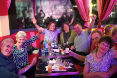 Beste-Idee-fuer-deinen-Abend-in-Berlin-Dinner-Show-Bar-fuer-Gruppen-Knutschfleck-Variete-Erlebnisrestaurant-Super-Club-am-Alexanderplatz-unterm-Fernsehturm-fuer-Gruppen