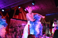 Beste-Idee-fuer-deinen-Geburtstag-Dinner-Show-Bar-in-Berlin-fuer-Gruppen-Knutschfleck-Variete-Erlebnisrestaurant-Super-Club-am-Alexanderplatz-unterm-Fernsehturm-fuer-Gruppen