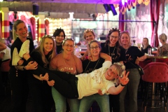 Beste-Idee-fuer-deinen-Junggesellenabschied-Dinner-Show-Bar-in-Berlin-Knutschfleck-Variete-Erlebnisrestaurant-Super-Club-am-Alexanderplatz-unterm-Fernsehturm-fuer-Gruppen-2