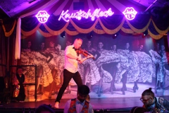 Beste-Idee-fuer-deinen-ultimativen-Berlin-Abend-Dinner-Show-Bar-in-Berlin-Knutschfleck-Variete-Erlebnisrestaurant-Super-Club-am-Alexanderplatz-Fernsehturm-fuer-Gruppen
