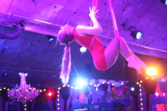 Beste-Idee-fuer-deinen-ultimativen-Event-Abend-Dinner-Show-Bar-in-Berlin-Knutschfleck-Variete-Erlebnisrestaurant-Super-Club-am-Alexanderplatz-Fernsehturm-fuer-Gruppen