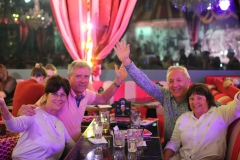 Weihnachtsfeier-Dinner-Show-Bar-in-Berlin-Knutschfleck-Variete-Erlebnisrestaurant-Super-Club-am-Alexanderplatz-Fernsehturm-fuer-Gruppen