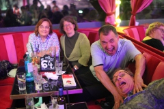 deine-Weihnachtsfeier-Dinner-Show-Bar-in-Berlin-Knutschfleck-Variete-Erlebnisrestaurant-Super-Club-am-Alexanderplatz-Fernsehturm-fuer-Gruppen