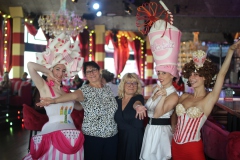 Beste-Idee-fuer-Gruppen-Brunch-Berlin-Knutschfleck-Dinner-Show-Erlebnis-Restaurant-Variete-und-Super-Club-im-Fernsehturm-Berlin-Alexanderplatz