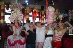 angesagter-JGA-Brunch-Berlin-Knutschfleck-Dinner-Show-Erlebnis-Restaurant-Variete-und-Super-Club-im-Fernsehturm-Berlin-Alexanderplatz