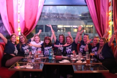 Busreisen-nach-Berlin-und-Gruppen-Veranstaltungs-Idee-Knutschfleck-Show-und-Party-Bar-und-Dinner-Show-Restaurant-und-Super-Club-Berlin-Fernsehturm-amAlexanderplatz-2026