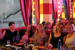 Maedelsabend-im-Knutschfleck-Show-und-Party-Bar-und-Dinner-Show-Restaurant-und-Super-Club-Berlin-Fernsehturm-am-Alexanderplatz-2026