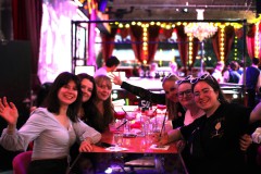 angesagte-Geburtstags-Idee-fuer-Gruppen-im-Knutschfleck-Show-und-Party-Bar-und-Dinner-Show-Restaurant-und-Super-Club-Berlin-Fernsehturm-am-Alexanderplatz-2026