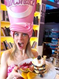 Geheimtip-Familien-Brunch-in-Berlin-Knutschfleck-Dinner-Show-Erlebnis-Restaurant-Variete-und-Super-Club-im-Fernsehturm-Berlin-Alexanderplatz