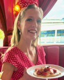 Geheimtip-fuer-Brunch-Berlin-Knutschfleck-Dinner-Show-Erlebnis-Restaurant-Variete-und-Super-Club-im-Fernsehturm-Berlin-Alexanderplatz