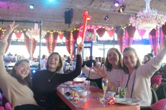 Wohin-zum-Brunch-in-Berlin-Knutschfleck-Dinner-Show-Erlebnis-Restaurant-Variete-und-Super-Club-im-Fernsehturm-Berlin-Alexanderplatz