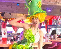 weihnachtsfeier-Idee-Brunch-Berlin-Knutschfleck-Dinner-Show-Erlebnis-Restaurant-Variete-und-Super-Club-im-Fernsehturm-Berlin-Alexanderplatz