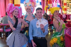 weihnachtsfeier-teamevent-Brunch-Berlin-Knutschfleck-Dinner-Show-Erlebnis-Restaurant-Variete-und-Super-Club-im-Fernsehturm-Berlin-Alexanderplatz