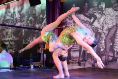 Beste-Idee-fuer-deine-ultimative-Girlsnight-Dinner-and-Show-Bar-in-Berlin-Knutschfleck-Variete-Erlebnisrestaurant-Super-Club-am-Alexanderplatz-Fernsehturm-fuer-Gruppen
