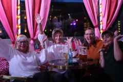 Beste-Idee-fuer-deine-ultimative-Weihnachtsfeir-Berlin-Abend-Dinner-Show-Bar-in-Berlin-Knutschfleck-Variete-Erlebnisrestaurant-Super-Club-am-Alexanderplatz-Fernsehturm-fuer-Gruppen