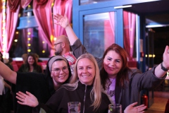 Beste-Idee-fuer-deine-ultimative-weihnachtsfeier-Dinner-Show-Bar-in-Berlin-Knutschfleck-Variete-Erlebnisrestaurant-Super-Club-am-Alexanderplatz-Fernsehturm-fuer-Gruppen