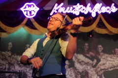 Beste-Idee-fuer-deinen-Abend-in-Berlin-Dinner-Show-Bar-fuer-Gruppen-Knutschfleck-Variete-Erlebnisrestaurant-Super-Club-am-Alexanderplatz-unterm-Fernsehturm-fuer-Gruppen