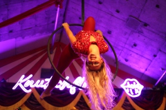 Beste-Idee-fuer-deinen-ultimativen-Junggesellenabschied-Dinner-Show-Bar-in-Berlin-Knutschfleck-Variete-Erlebnisrestaurant-Super-Club-am-Alexanderplatz-Fernsehturm-fuer-Gruppen