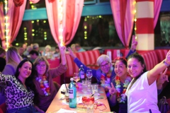 Idee-fuer-Eventlocation-mieten-in-Berlin-Dinner-Show-Bar-in-Berlin-Knutschfleck-Variete-Erlebnisrestaurant-Super-Club-am-Alexanderplatz-Fernsehturm-fuer-Gruppen
