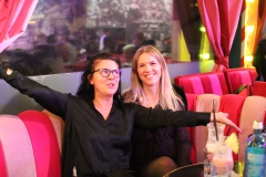 Idee-fuer-deinen-Maedelsabend-in-Berlin-Party-Bar-und-Erlebnisrestaurant-Knutschfleck-am-Alexanderplatz