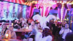 Beste-Idee-fuer-dein-Teamevent-Dinner-Show-Bar-in-Berlin-Knutschfleck-Variete-Erlebnisrestaurant-Super-Club-am-Alexanderplatz-Fernsehturm-fuer-Gruppen