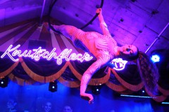 Beste-Idee-fuer-deine-ultimative-Girlsnight-Dinner-Show-Bar-in-Berlin-Knutschfleck-Variete-Erlebnisrestaurant-Super-Club-am-Alexanderplatz-Fernsehturm-fuer-Gruppen