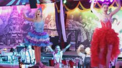 Beste-Idee-fuer-deinen-ultimativen-Junggesellenabschied-Dinner-Show-Bar-in-Berlin-Knutschfleck-Variete-Erlebnisrestaurant-Super-Club-am-Alexanderplatz-Fernsehturm-fuer-Gruppen