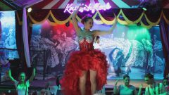 este-bar-Berlin-Beste-Dinner-Show-Bar-in-Berlin-Knutschfleck-Variete-Erlebnisrestaurant-Super-Club-am-Alexanderplatz-Fernsehturm