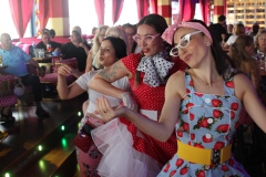 Busreisen-nach-Berlin-mit-unterhaltung-fuer-Gruppen-im-Knutschfleck-Show-und-Party-Bar-und-Dinner-Show-Restaurant-und-Super-Club-Berlin-Fernsehturm-am-Alexanderplatz-2026