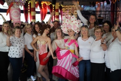 Dein-Teamevent-Brunch-in-Berlin-mit-unterhaltung-fuer-Gruppen-im-Knutschfleck-Show-und-Party-Bar-und-Dinner-Show-Restaurant-und-Super-Club-Berlin-Fernsehturm-am-Alexanderplatz-2026