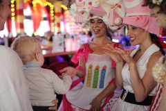 Familien-Brunch-in-Berlin-mit-unterhaltung-fuer-Gruppen-im-Knutschfleck-Show-und-Party-Bar-und-Dinner-Show-Restaurant-und-Super-Club-Berlin-Fernsehturm-am-Alexanderplatz-2026