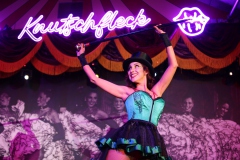 beste-Idee-fuer-deine-Firmenfeier-in-Berlin-Erlebnis-Bar-Eventlocation-und-Variete-Dinner-Show-Restaurant-Knutschfleck-Alexanderplatz-2026