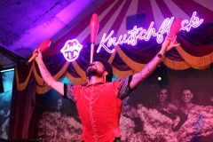 Beste-Idee-fuer-dein-Firmenfeier-zu-Weihnachten-Dinner-Show-Bar-in-Berlin-Knutschfleck-Variete-Erlebnisrestaurant-Super-Club-am-Alexanderplatz-Fernsehturm-fuer-Gruppen