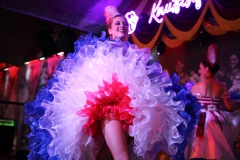 Beste-Idee-fuer-dein-Weihnachts-Event-Dinner-Show-Bar-in-Berlin-Knutschfleck-Variete-Erlebnisrestaurant-Super-Club-am-Alexanderplatz-Fernsehturm-fuer-Gruppen