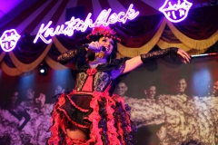 Beste-Idee-fuer-deine-ultimative-Girlsnight-Dinner-and-Show-Bar-in-Berlin-Knutschfleck-Variete-Erlebnisrestaurant-Super-Club-am-Alexanderplatz-Fernsehturm-fuer-Gruppen