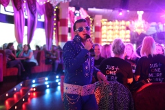 Beste-Idee-fuer-deine-ultimative-weihnachtsfeier-Dinner-Show-Bar-in-Berlin-Knutschfleck-Variete-Erlebnisrestaurant-Super-Club-am-Alexanderplatz-Fernsehturm-fuer-Gruppen