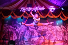 Beste-Idee-fuer-deinen-Abend-in-Berlin-Dinner-Show-Bar-fuer-Gruppen-Knutschfleck-Variete-Erlebnisrestaurant-Super-Club-am-Alexanderplatz-unterm-Fernsehturm-fuer-Gruppen