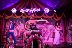 Beste-Idee-fuer-deinen-ultimativen-Event-Abend-Dinner-Show-Bar-in-Berlin-Knutschfleck-Variete-Erlebnisrestaurant-Super-Club-am-Alexanderplatz-Fernsehturm-fuer-Gruppen