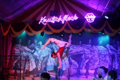 Beste-Idee-fuer-deinen-ultimativen-Junggesellenabschied-Dinner-Show-Bar-in-Berlin-Knutschfleck-Variete-Erlebnisrestaurant-Super-Club-am-Alexanderplatz-Fernsehturm-fuer-Gruppen
