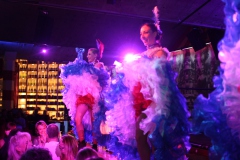 Beste-Top-Idee-fuer-deinen-Junggesellenabschied-Dinner-Show-Bar-in-Berlin-Knutschfleck-Variete-Erlebnisrestaurant-Super-Club-am-Alexanderplatz-unterm-Fernsehturm-fuer-Gruppen