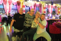 Beste-Idee-fuer-dein-Teamevent-Dinner-Show-Bar-in-Berlin-Knutschfleck-Variete-Erlebnisrestaurant-Super-Club-am-Alexanderplatz-Fernsehturm-fuer-Gruppen