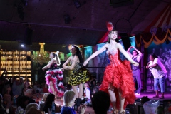 Beste-Idee-fuer-dein-Weihnachts-Event-Dinner-Show-Bar-in-Berlin-Knutschfleck-Variete-Erlebnisrestaurant-Super-Club-am-Alexanderplatz-Fernsehturm-fuer-Gruppen